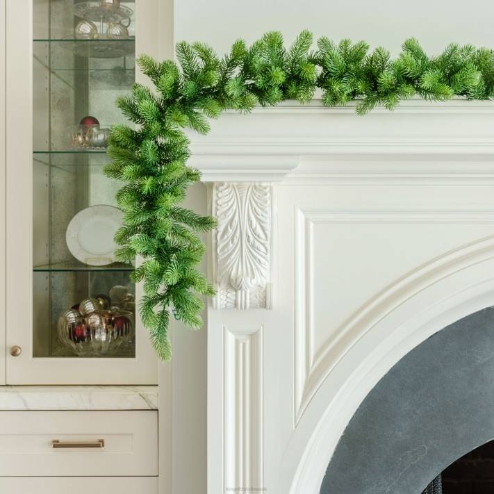 King of Christmas 9' x 10