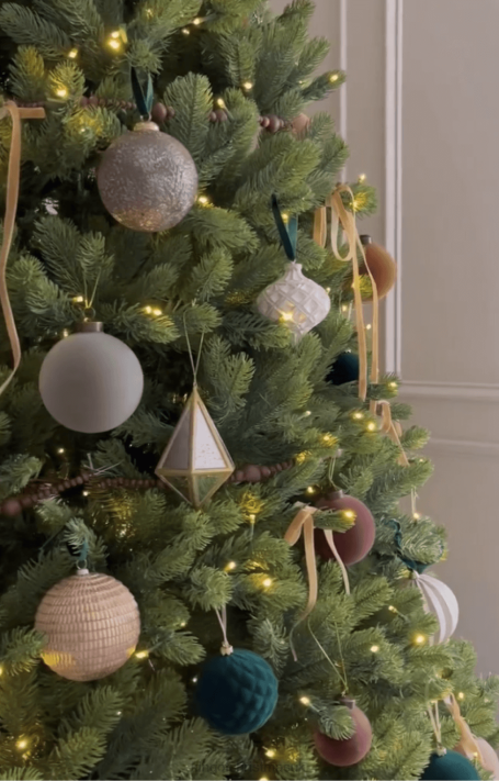 King of Christmas 7.5' Royal Fir Artificial Christmas Tree Unlit 82FF21 Accessories